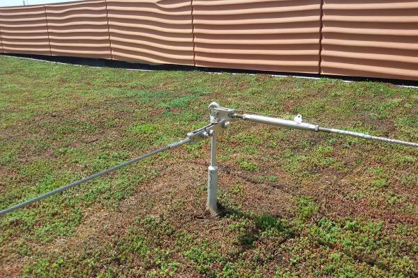 SICURPAL PTV: a free-standing fall protection system designed for green roofs.